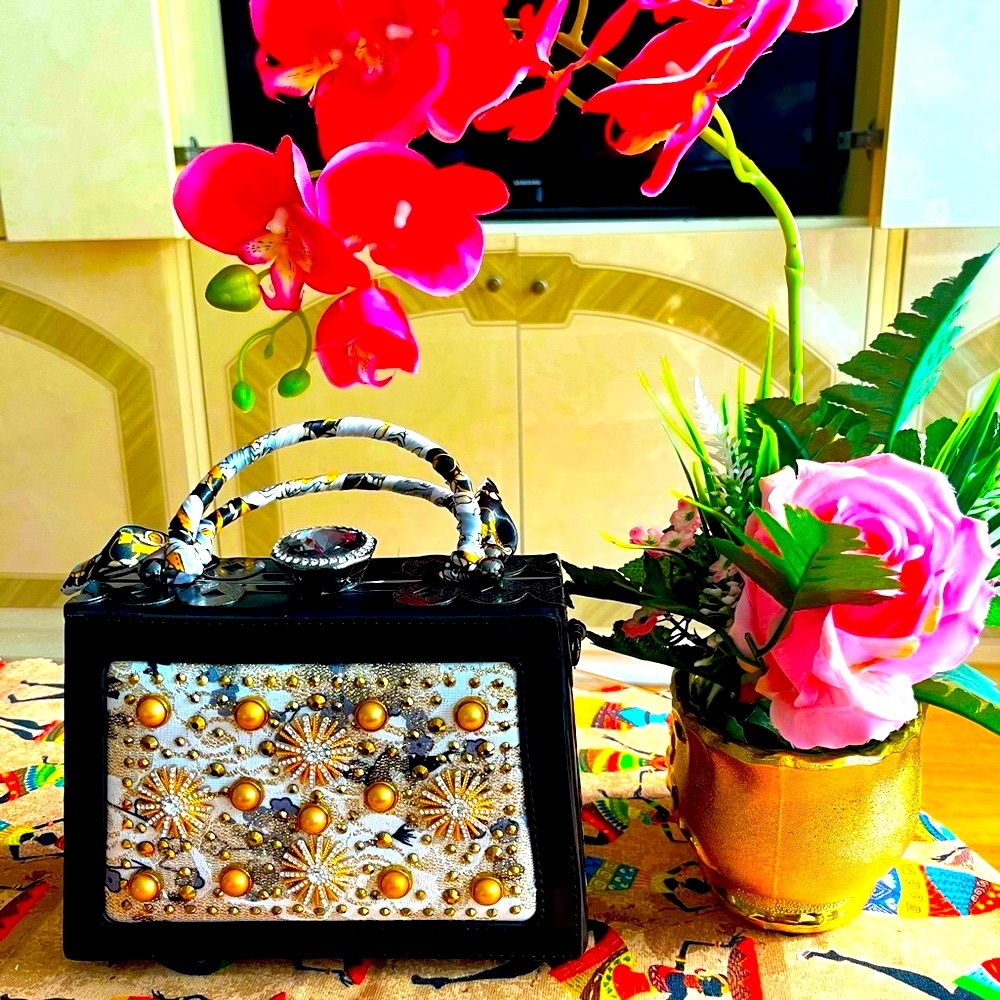 Gorgeous 4 pockets leather glittering evening bag.